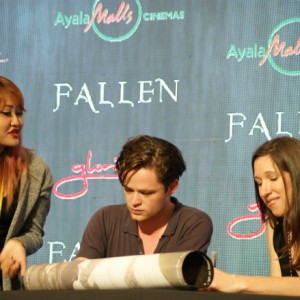 Fallen author Lauren Kate graces meet and greet with fans Fallen author Lauren Kate graces meet and greet with fans